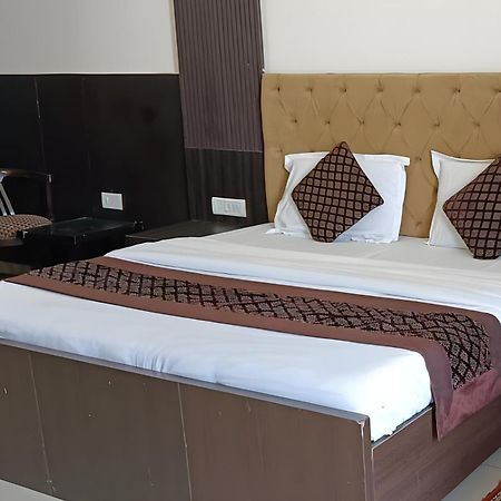 גורגאון Hotel Shree Kanta מראה חיצוני תמונה