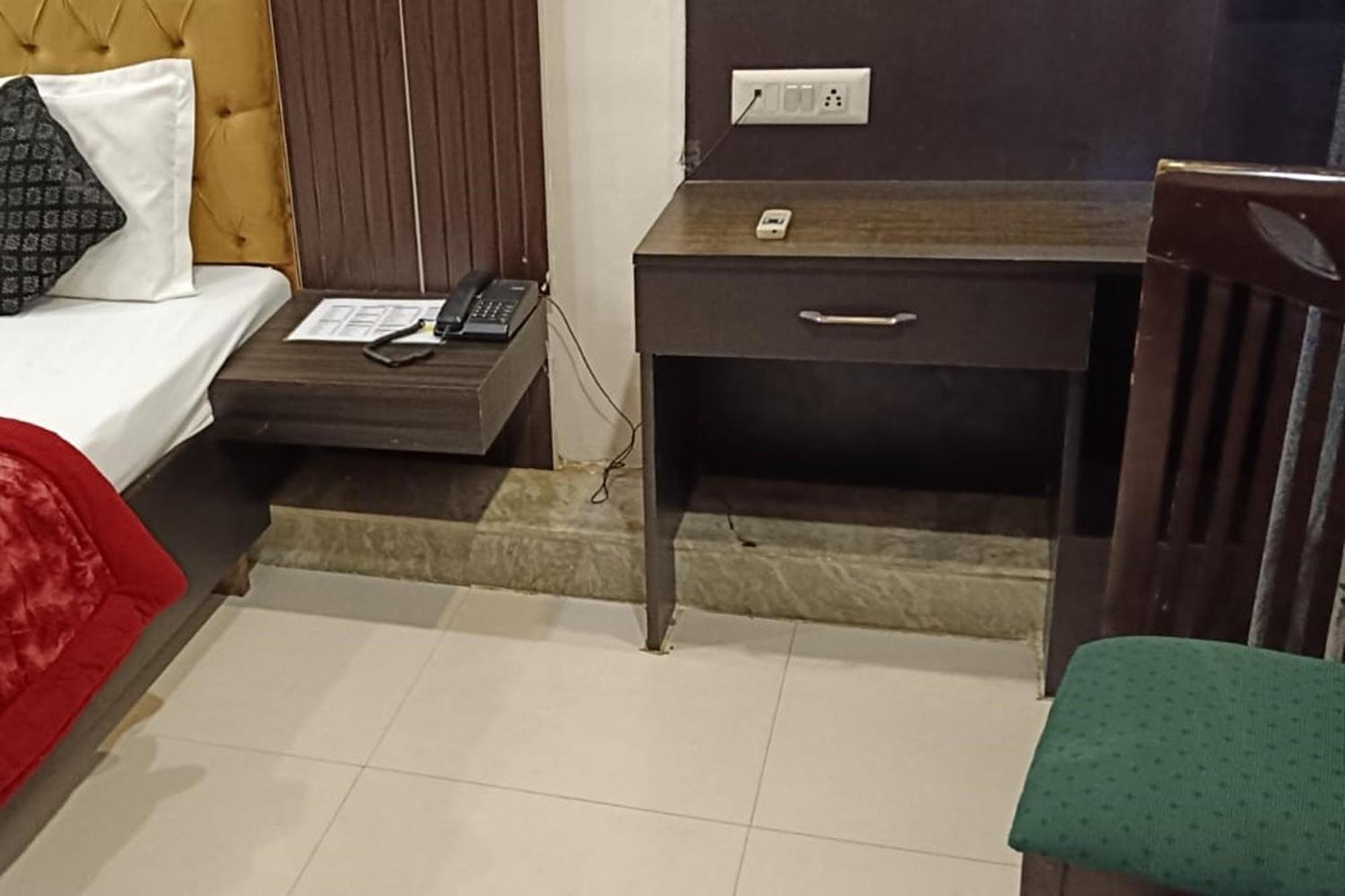 גורגאון Hotel Shree Kanta מראה חיצוני תמונה