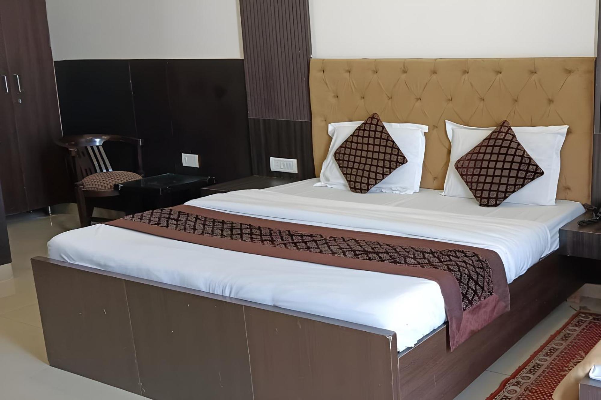 גורגאון Hotel Shree Kanta מראה חיצוני תמונה