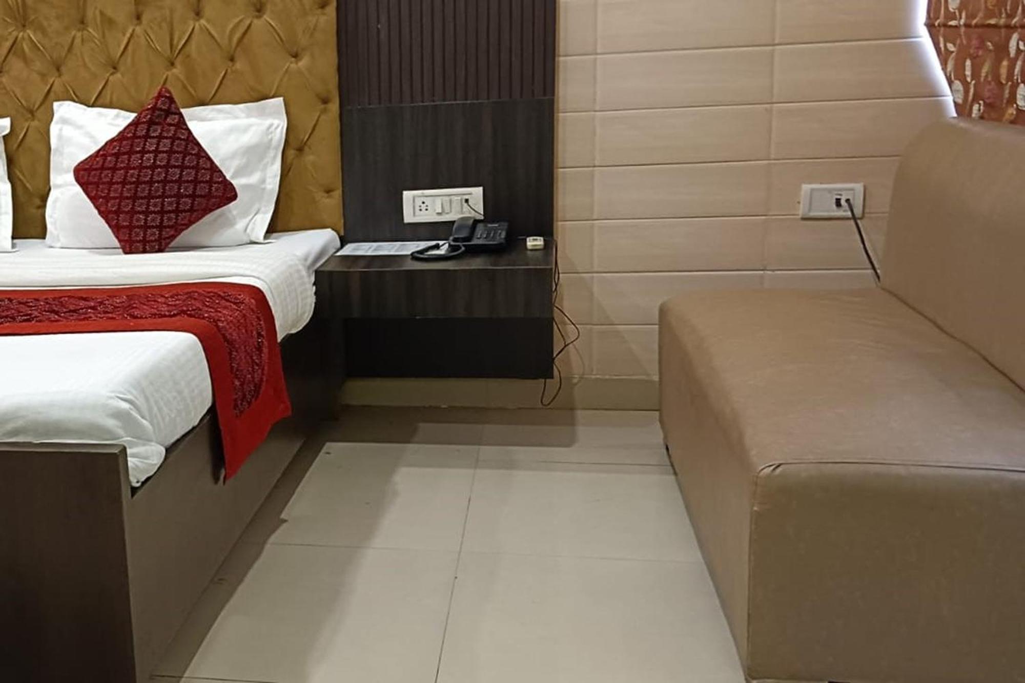 גורגאון Hotel Shree Kanta מראה חיצוני תמונה